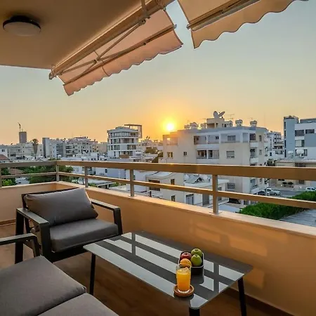 Two Bedroom Apartment, Spacious & Newly Renovated, Three Minutes From The Apartment *