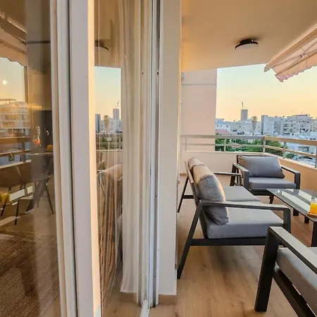 דירה Two Bedroom Apartment, Spacious & Newly Renovated, Three Minutes From The *
