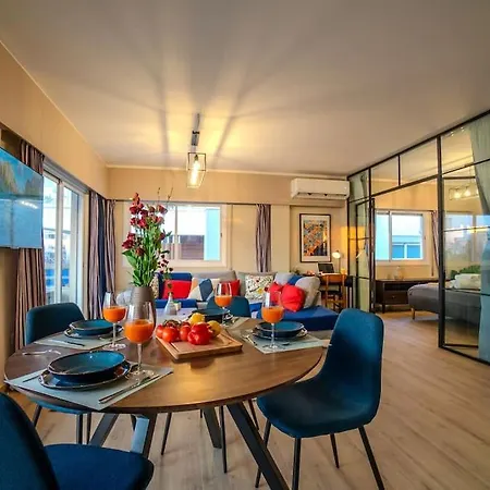 Two Bedroom Apartment, Spacious & Newly Renovated, Three Minutes From The Apartment