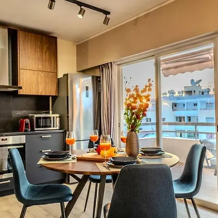 Two Bedroom Apartment, Spacious & Newly Renovated, Three Minutes From The شقة *