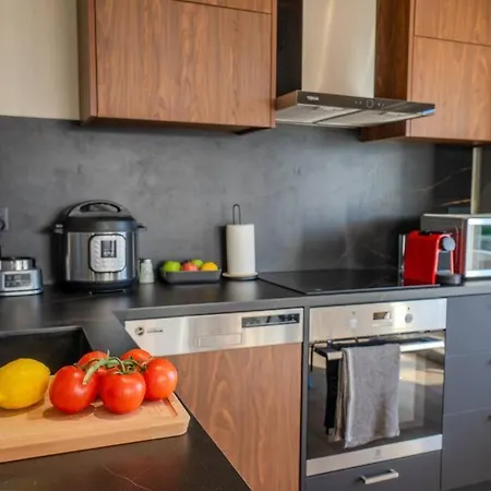 Апартаменты Two Bedroom Apartment, Spacious & Newly Renovated, Three Minutes From The Лимасол