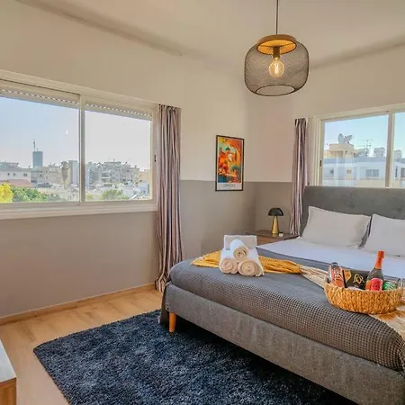 Two Bedroom Apartment, Spacious & Newly Renovated, Three Minutes From The * ليماسول