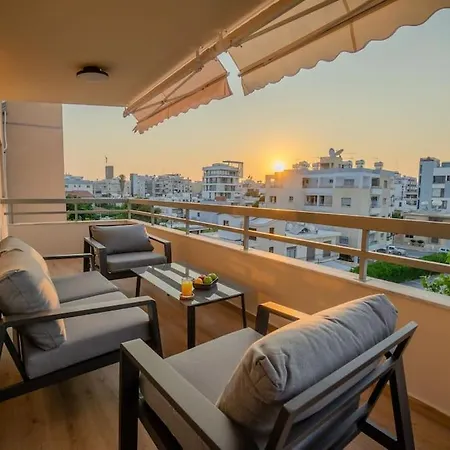 Two Bedroom Apartment, Spacious & Newly Renovated, Three Minutes From The شقة