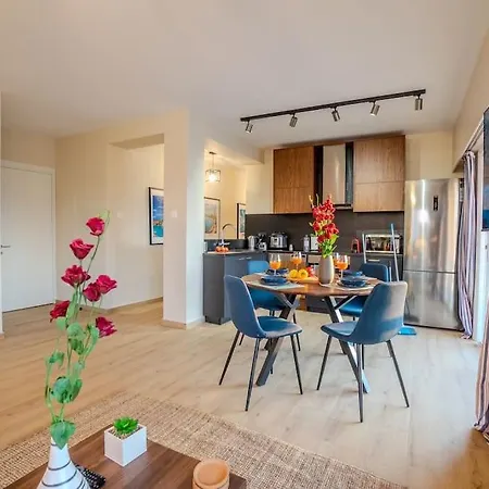 Two Bedroom Apartment, Spacious & Newly Renovated, Three Minutes From The Appartement