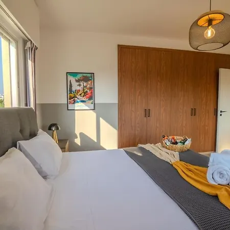 Two Bedroom Apartment, Spacious & Newly Renovated, Three Minutes From The Апартаменты Лимасол