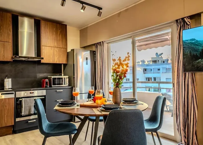 Two Bedroom Apartment, Spacious & Newly Renovated, Three Minutes From The Appartamento *