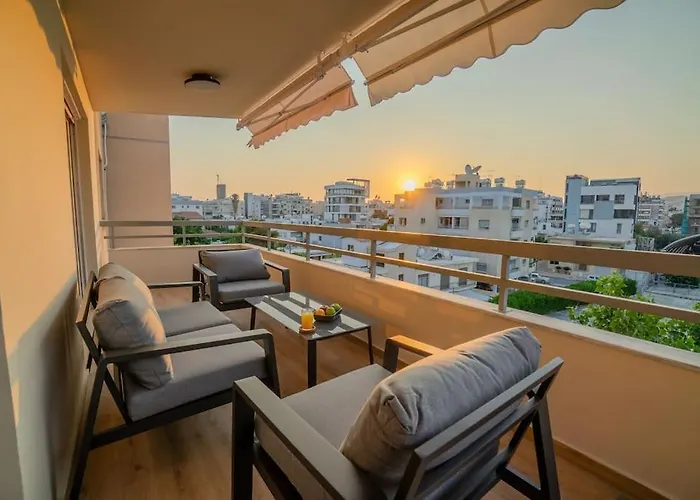 Two Bedroom Apartment, Spacious & Newly Renovated, Three Minutes From The Appartamento