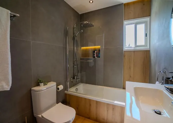 Two Bedroom Apartment, Spacious & Newly Renovated, Three Minutes From The Limisso