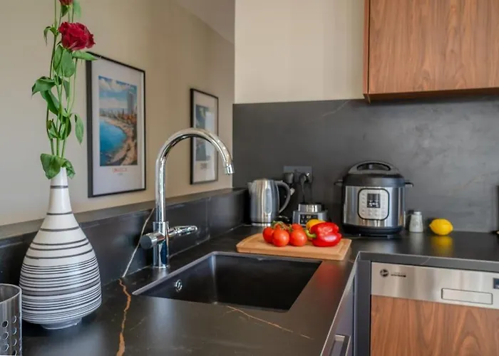 Two Bedroom Apartment, Spacious & Newly Renovated, Three Minutes From The Appartamento *