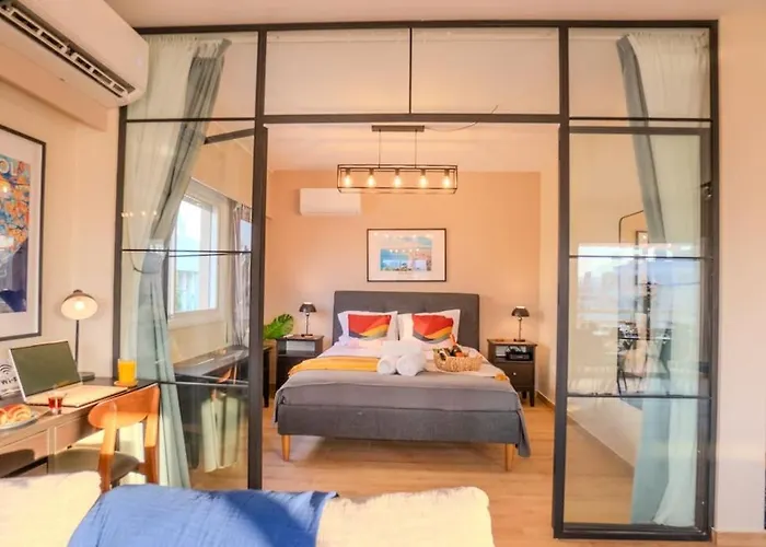 Two Bedroom Apartment, Spacious & Newly Renovated, Three Minutes From The Appartamento