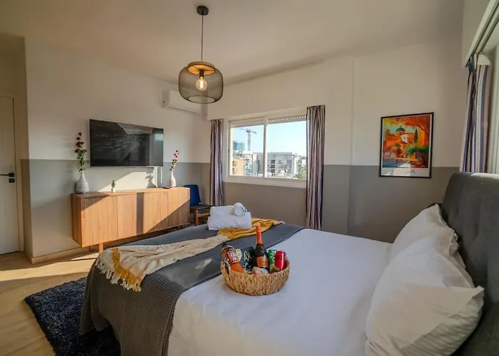 Two Bedroom Apartment, Spacious & Newly Renovated, Three Minutes From The Appartamento *