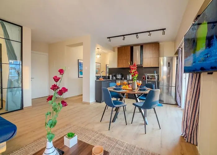 Two Bedroom Apartment, Spacious & Newly Renovated, Three Minutes From The Appartamento