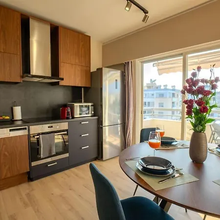 Two Bedroom Apartment, Spacious & Newly Renovated, Three Minutes From The