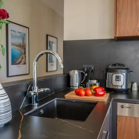 Two Bedroom Apartment, Spacious & Newly Renovated, Three Minutes From The Appartement *