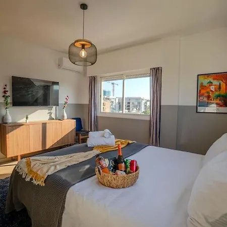 Two Bedroom Apartment, Spacious & Newly Renovated, Three Minutes From The Appartement *