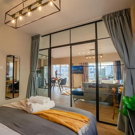 Appartement Two Bedroom Apartment, Spacious & Newly Renovated, Three Minutes From The Limasol